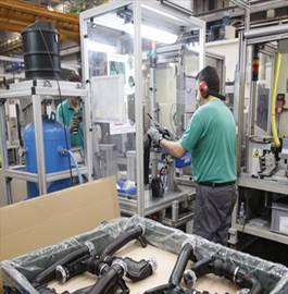 Un trabajador en la fábrica de Mann Hummel de Plaza. - ÁNGEL DE CASTRO